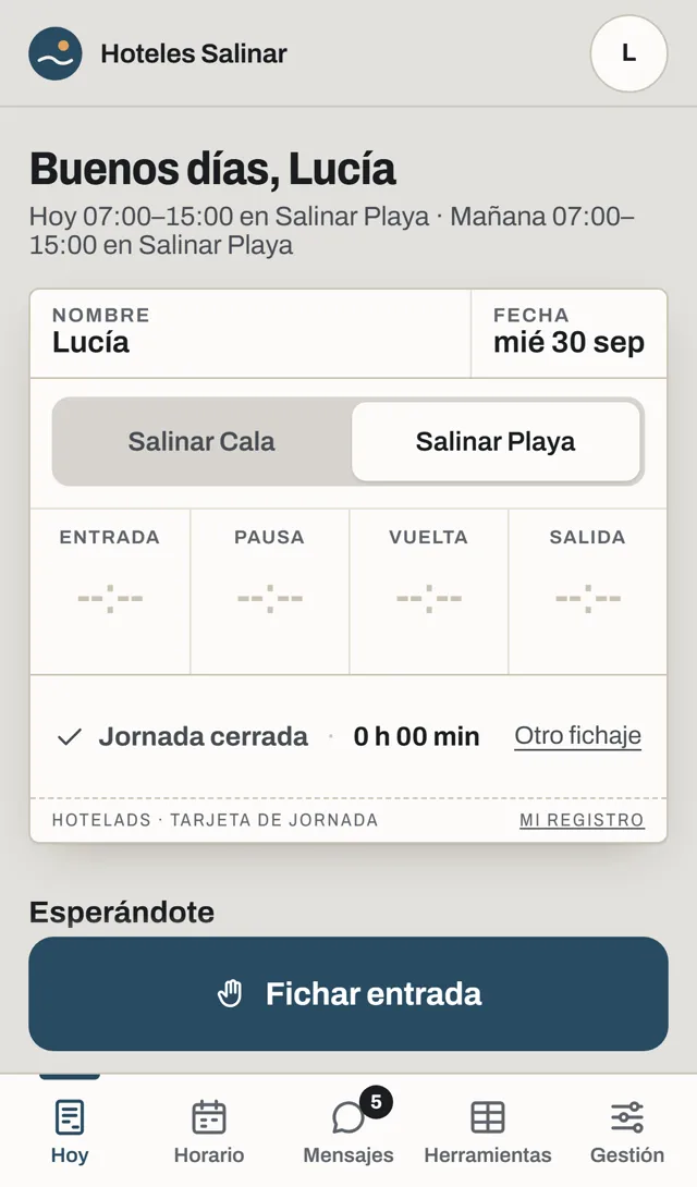 Portal /staff en el móvil: tarjeta de jornada con entrada, pausa, vuelta y salida, y botón Fichar entrada